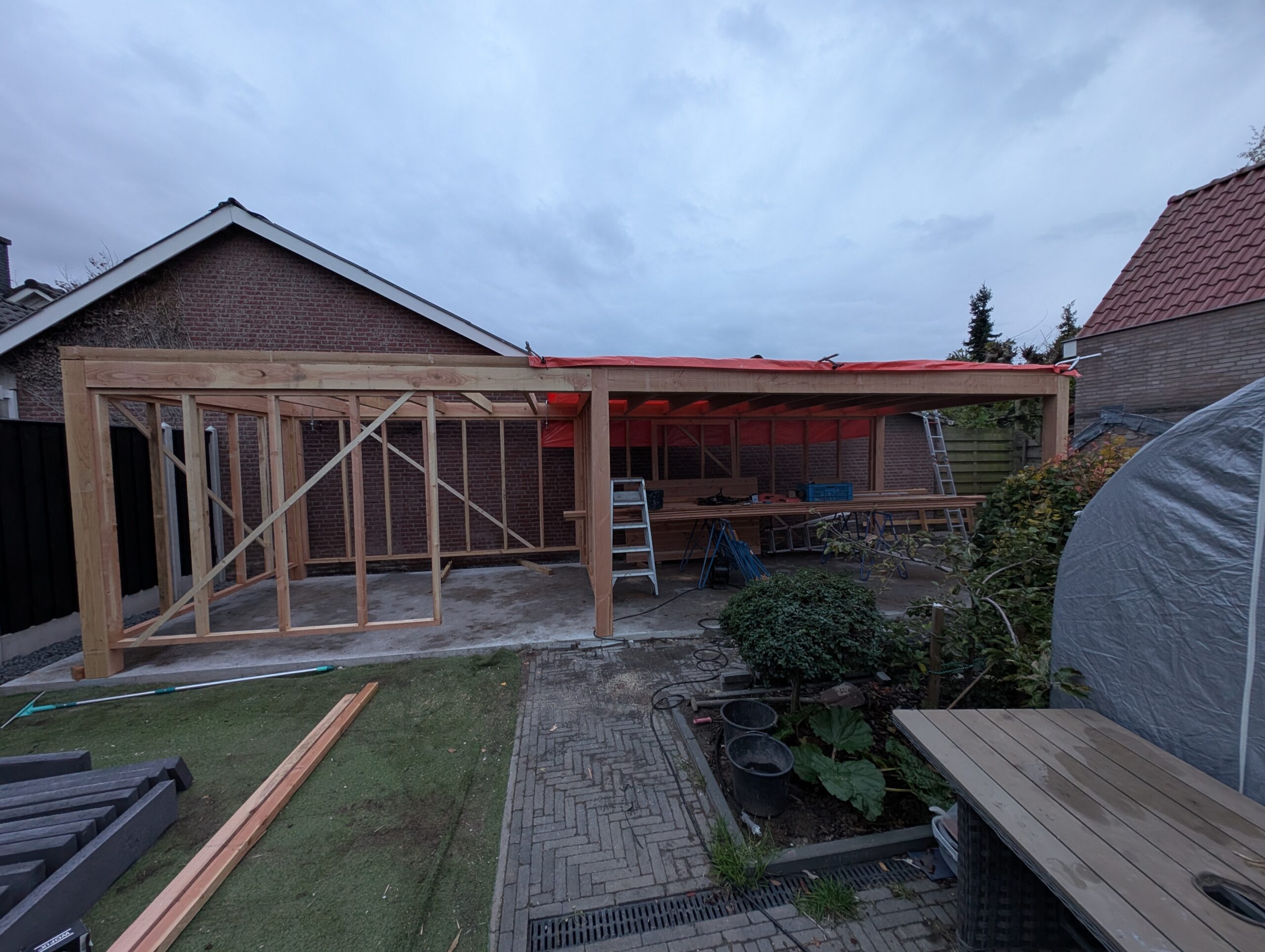Bouw schuur met overkapping