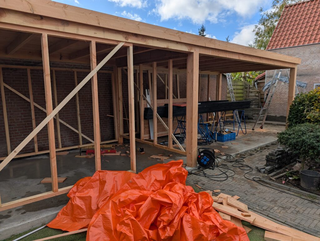 Bouw van schuur met overkapping Bouw schuur met overkapping